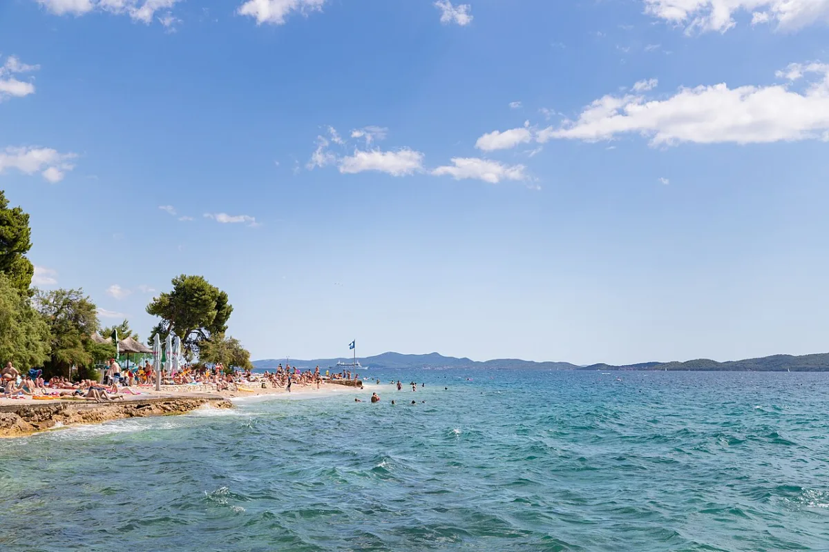 Stranden in Kroatië: kiezel, rotsen en waterschoenen